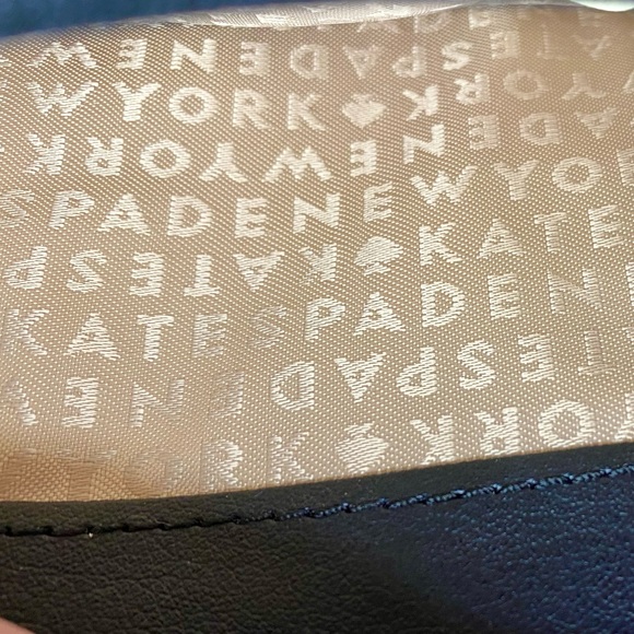 Kate Spade Wristlet with 4 compartments and credit card holder - Picture 7 of 9